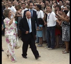 La Reina, acompañada por Tomeu Català, agradece la cariñosa bienvenida