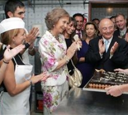 Su Majestad es obsequiada con una tarta con los nombres de sus nietos