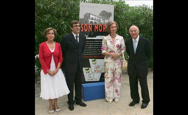 Doña Sofía, con Tomeu Català, el presidente del Govern balear y la alcaldesa de Palma