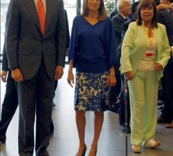 Los Príncipes de Asturias, a su llegada, acompañados por la ministra de Medio Ambiente, Cristina Narbona
