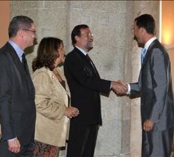 Don Felipe saluda al presidente del Partido Popular, Mariano Rajoy, en presencia de la presidenta de la Asamblea de Madrid, Elvira Rodríguez, y el alc