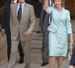 Sus Majestades los Reyes saludan al público asistente durante la Apertura del Curso Escolar