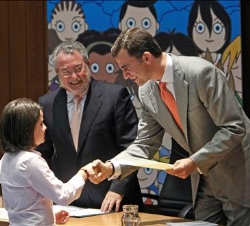 Don Felipe entrega el diploma a una de las niñas ganadoras