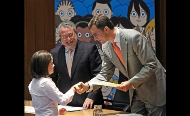 Don Felipe entrega el diploma a una de las niñas ganadoras