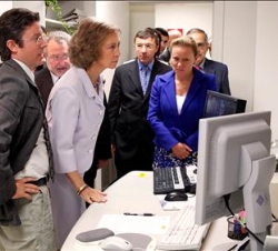 Doña Sofía observa los equipos científicos de los que está dotado el Centro Alzheimer de la Fundación Reina Sofía