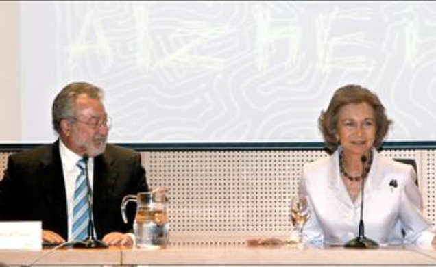 Su Majestad la Reina durante la celebración del Symposium junto al ministro de Sanidad y Consumo, Bernat Soria.