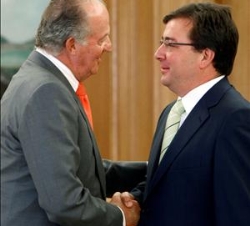 Don Juan Carlos, con el presidente de la Junta de Extremadura, Guillermo Fernández Vara