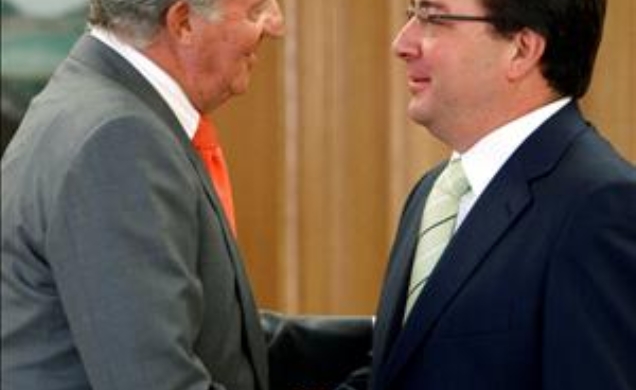 Don Juan Carlos, con el presidente de la Junta de Extremadura, Guillermo Fernández Vara