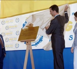 Don Felipe descubre, en presencia de la Princesa, una placa conmemorativa