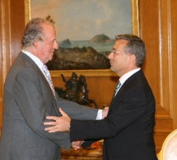Su Majestad el Rey saluda al presidente del Gobierno de Canarias