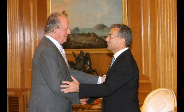 Su Majestad el Rey saluda al presidente del Gobierno de Canarias