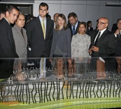 Don Felipe y Doña Letizia, acompañados por la presidenta del Parlamento vasco, Izaskun Bilbao y por el presidente de la Caja Vital, Gregorio Rojo cont