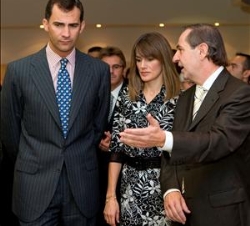 Don Felipe y Doña Letizia  atienden a las explicaciones del director gerente del Hospital