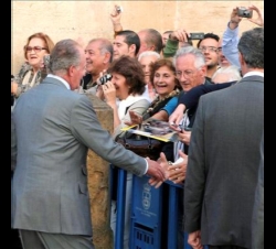 Don Juan Carlos saluda a los numerosos ovetenses que brindaron una afectuosa bienvenida a los Reyes