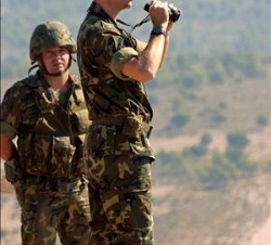 Don Felipe observa el ejercicio táctico