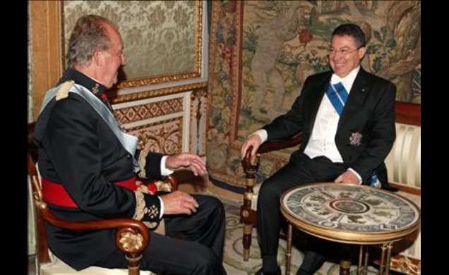 Don Juan Carlos conversa con el Embajador de la República del Paraguay, Oscar Cabello Sarubbi