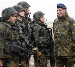 Su Majestad el Rey junto a un grupo de militares participantes en las maniobras