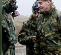 Su Majestad el Rey, con un soldado ataviado con equipo NBQ