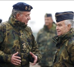Don Juan Carlos, acompañado por el jefe del Estado Mayor del Ejército del Aire, Francisco José García de la Vega
