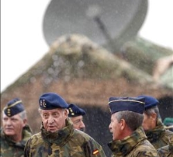 Don Juan Carlos conversa con los mandos militares durante el ejercicio