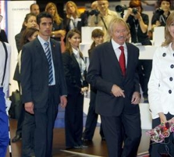 Doña Cristina junto al presidente de Sonimagfoto, Enric Galve, durante la inauguración del Salón