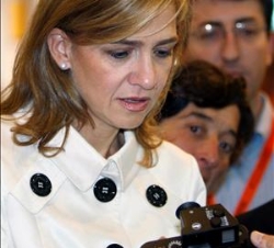 Su Alteza Real observa una cámara de fotos en uno de los expositores