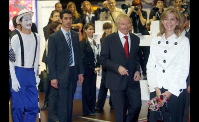 Doña Cristina junto al presidente de Sonimagfoto, Enric Galve, durante la inauguración del Salón