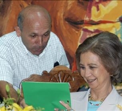 La Reina conversa con el sacerdote español José Morataya, fundador del Centro de Educación Profesional en el polígono Don Bosco