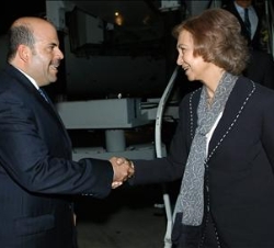 Su Majestad la Reina recibe el saludo del vice-canciller salvadoreño Eduardo Calix, a su llegada al Aeropuerto Internacional de Comalapa
