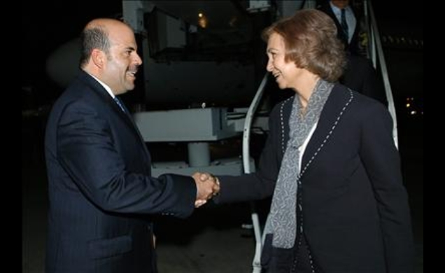 Su Majestad la Reina recibe el saludo del vice-canciller salvadoreño Eduardo Calix, a su llegada al Aeropuerto Internacional de Comalapa