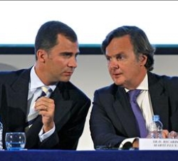 El Príncipe conversa con el presidente de ATECMA, Ricardo Martí Fluxá