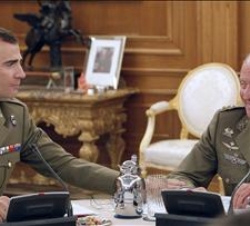 Don Juan Carlos y Don Felipe durante la primera reunión del Consejo Nacional de Defensa