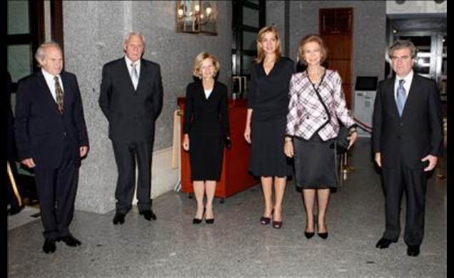 Su Majestad la Reina y Su Alteza Real la Infanta Doña Cristina posan junto al gerente del Teatro Real, Miguel Muñiz, el presidente del Orfeón Donostia
