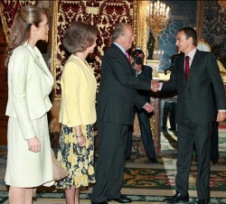 Su Majestad el Rey acompañado por Su Majestad la Reina y Su Alteza Real la Infanta Elena, saluda al presiente del Gobierno
