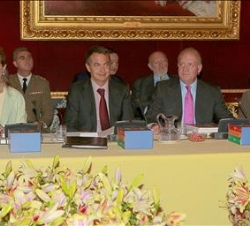 Su Majestad el Rey, acompañado por la Infanta Doña Elena, el presidente del Gobierno, y la ministra de Educación y Ciencia,  presiden la reunión del P