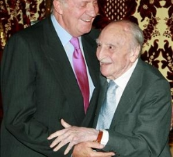 Don Juan Carlos saluda al escritor  Francisco Ayala