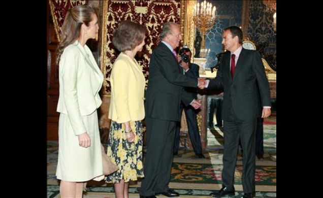 Su Majestad el Rey acompañado por Su Majestad la Reina y Su Alteza Real la Infanta Elena, saluda al presiente del Gobierno