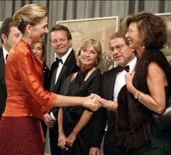 Doña Cristina recibe el saludo de los miembros del Círculo del Liceo y de la Sociedad del Gran Teatro del Liceo