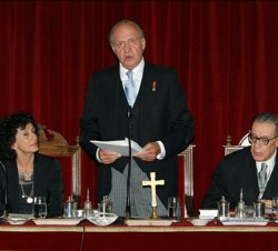Su Majestad el Rey compañado por la la ministra de Educación y el presidente en funciones de la Real Academia de Ciencias Morales y Políticas, Juan Ve