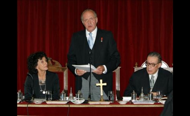 Su Majestad el Rey compañado por la la ministra de Educación y el presidente en funciones de la Real Academia de Ciencias Morales y Políticas, Juan Ve