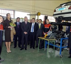 Su Alteza Real la Infanta Doña Elena durante la visita que ha realizado al Instituto de Educación Secundaria (IES) "Infanta Elena"