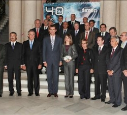 Sus Altezas Reales de Príncipes de Asturias y el presidente de la Xunta de Galicia, Emilio Pérez Touriño con las autoridades y consejeros de AIMEN