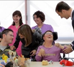 Sus Altezas Reales los Príncipes de Asturias conversan con alumnos del centro de atención integral "Amencer"