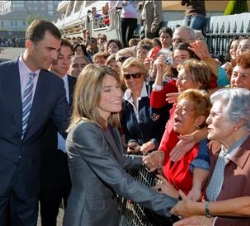 Don Felipe y Doña Letizia saludan a su llegada al centro de atención integral Amencer