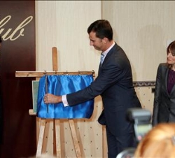 Don Felipe, junto a la Princesa y al presidente del Club Financiero de Vigo, Jaime Borrás, descubre una placa durante el almuerzo conmemorativo del dé