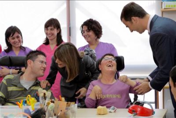 Sus Altezas Reales los Príncipes de Asturias conversan con alumnos del centro de atención integral "Amencer"