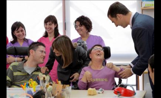 Sus Altezas Reales los Príncipes de Asturias conversan con alumnos del centro de atención integral "Amencer"