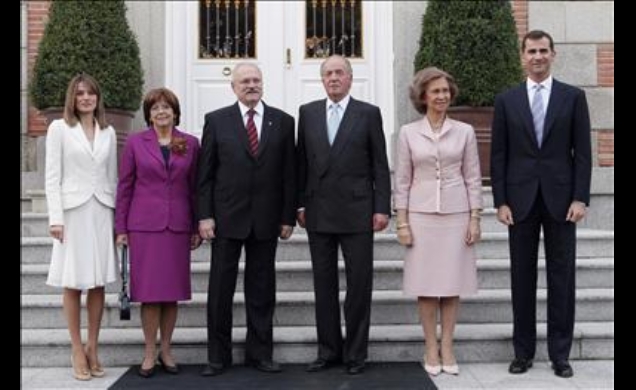 Sus Majestades los Reyes y Sus Altezas Reales los Príncipes de Asturias con el Presidente de la República Eslovaca, Ivan Gasparovic y su esposa