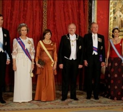 Sus Majestades los Reyes acompañados por Sus Altezas Reales los Príncipes de Asturias junto a Sus Excelencias el Presidente de la República Eslovaca, 