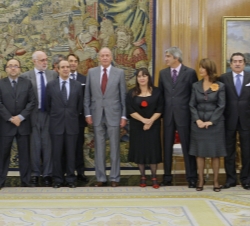 Su Majestad el Rey con los miembros del consejo de administración de RTVE